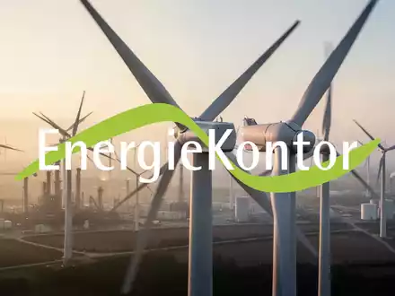 Moderne Windkraftanlage in einer weitläufigen Landschaft bei Sonnenuntergang. - Foto: über boerse-global.de