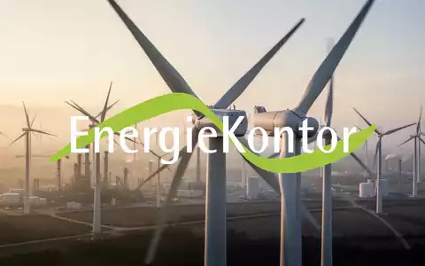 Moderne Windkraftanlage in einer weitläufigen Landschaft bei Sonnenuntergang. - Foto: über boerse-global.de