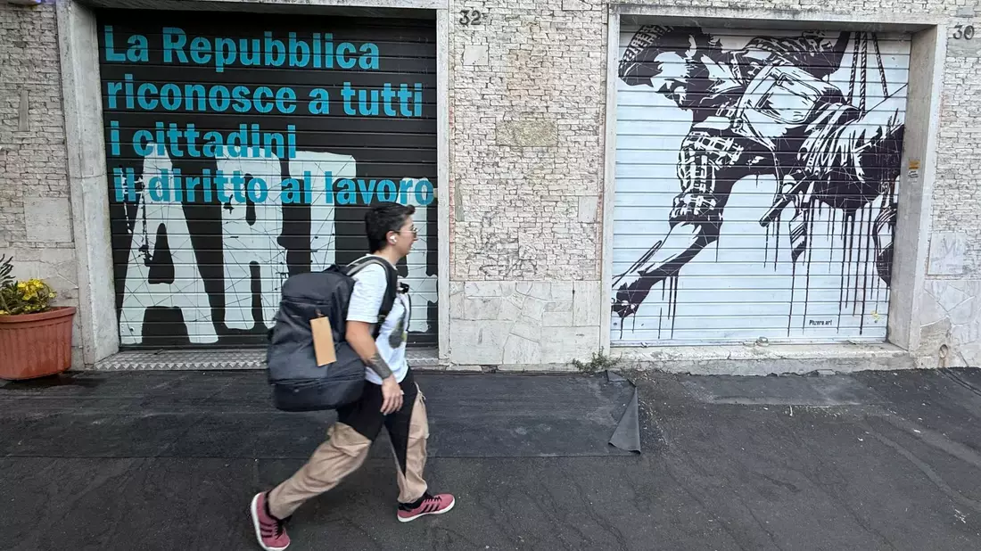 Anders als in den deutschen Innenstädten mit ihren vielen Schaufenstern hat in Italien noch so gut wie jedes Geschäft die schweren metallenen Rollläden. - Bild: Christoph Sator/dpa