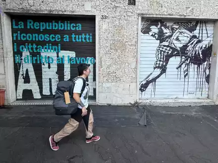 Anders als in den deutschen InnenstÀdten mit ihren vielen Schaufenstern hat in Italien noch so gut wie jedes GeschÀft die schweren metallenen RolllÀden. - Foto: Christoph Sator/dpa