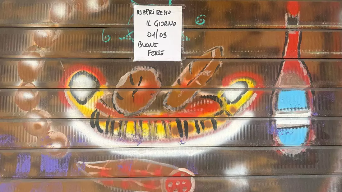 Ein kleines Kunstwerk - der Laden hat aber leider geschlossen. - Bild: Christoph Sator/dpa