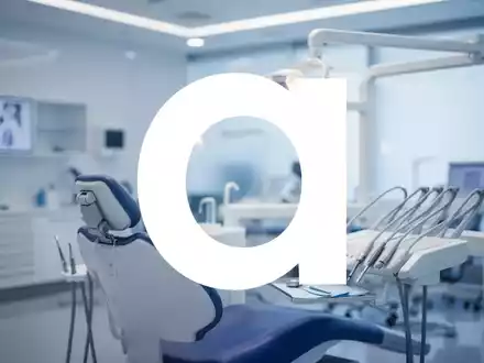 Abstrakte Darstellung moderner Medizintechnik in einem klinischen Umfeld mit professioneller Beleuchtung. - Foto: über boerse-global.de