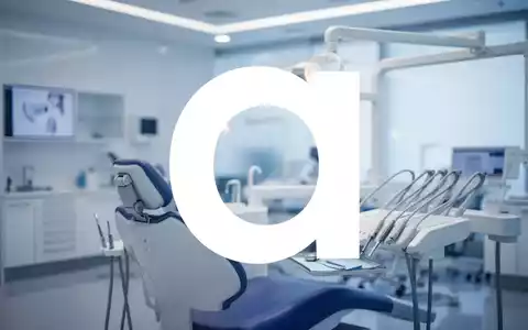 Abstrakte Darstellung moderner Medizintechnik in einem klinischen Umfeld mit professioneller Beleuchtung. - Foto: über boerse-global.de
