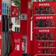 Die von Rohstoffimporten abhängige deutsche Wirtschaft bekommt Schwankungen an den Energiemärkten deutlich zu spüren. (Archivbild) - Bild: Sebastian Kahnert/dpa