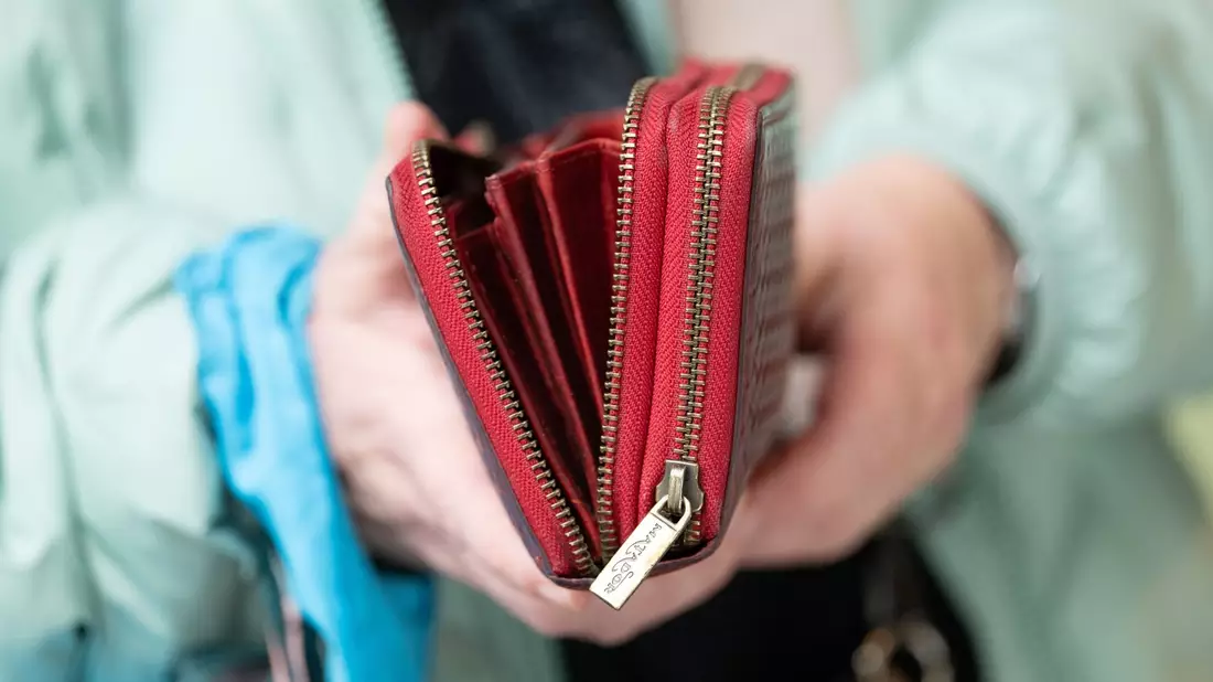 Je höher die Teuerungsrate, umso weniger können sich die Menschen für einen Euro leisten. (Symbolbild) - Bild: Sebastian Kahnert/dpa