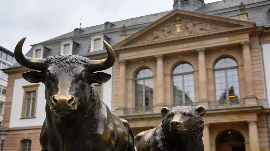 DAX konsolidiert nach Rekordhoch – Quartalszahlen dominieren den Handel