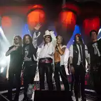 Seit 2012 sind Schauspieler und Gitarrist Johnny Depp (2.v.l.) und Rocklegende Alice Cooper (3.v.l.) Bandkollegen bei den Hollywood Vampires. - Foto: Aaron Perry/earMusic/dpa