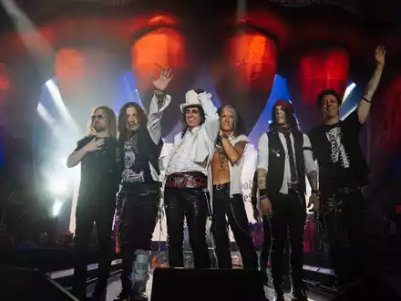 Seit 2012 sind Schauspieler und Gitarrist Johnny Depp (2.v.l.) und Rocklegende Alice Cooper (3.v.l.) Bandkollegen bei den Hollywood Vampires. - Foto: Aaron Perry/earMusic/dpa