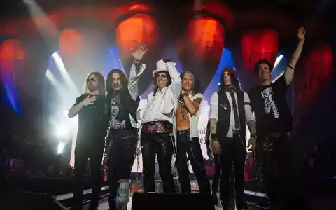 Seit 2012 sind Schauspieler und Gitarrist Johnny Depp (2.v.l.) und Rocklegende Alice Cooper (3.v.l.) Bandkollegen bei den Hollywood Vampires. - Foto: Aaron Perry/earMusic/dpa