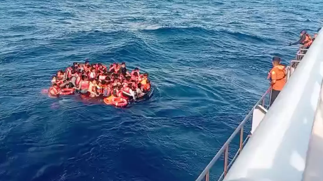 Viele an Bord versuchten sich in Rettungsbooten in Sicherheit zu bringen. - Bild: BASARNAS/BASARNAS/AP/dpa