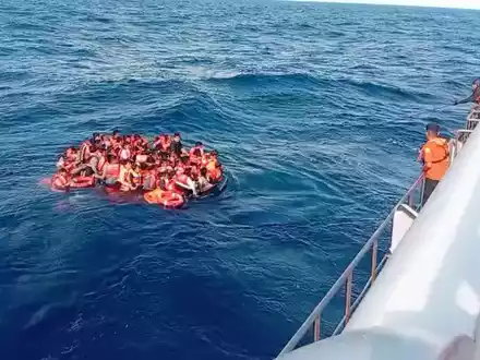 Viele an Bord versuchten sich in Rettungsbooten in Sicherheit zu bringen. - Foto: BASARNAS/BASARNAS/AP/dpa