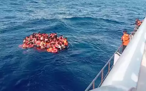Viele an Bord versuchten sich in Rettungsbooten in Sicherheit zu bringen. - Foto: BASARNAS/BASARNAS/AP/dpa