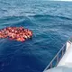 Viele an Bord versuchten sich in Rettungsbooten in Sicherheit zu bringen. - Bild: BASARNAS/BASARNAS/AP/dpa