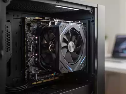 Eine hochwertige Grafikkarte in einem modernen Computergehäuse, die den Fokus auf lokale Hardware-Optimierung für KI-Modelle verdeutlicht. - Foto: über boerse-global.de