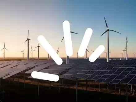 Moderne Windkraft- und Solaranlagen bei Sonnenuntergang als Symbol für Energieerzeugung und wirtschaftliches Wachstum. - Foto: über boerse-global.de