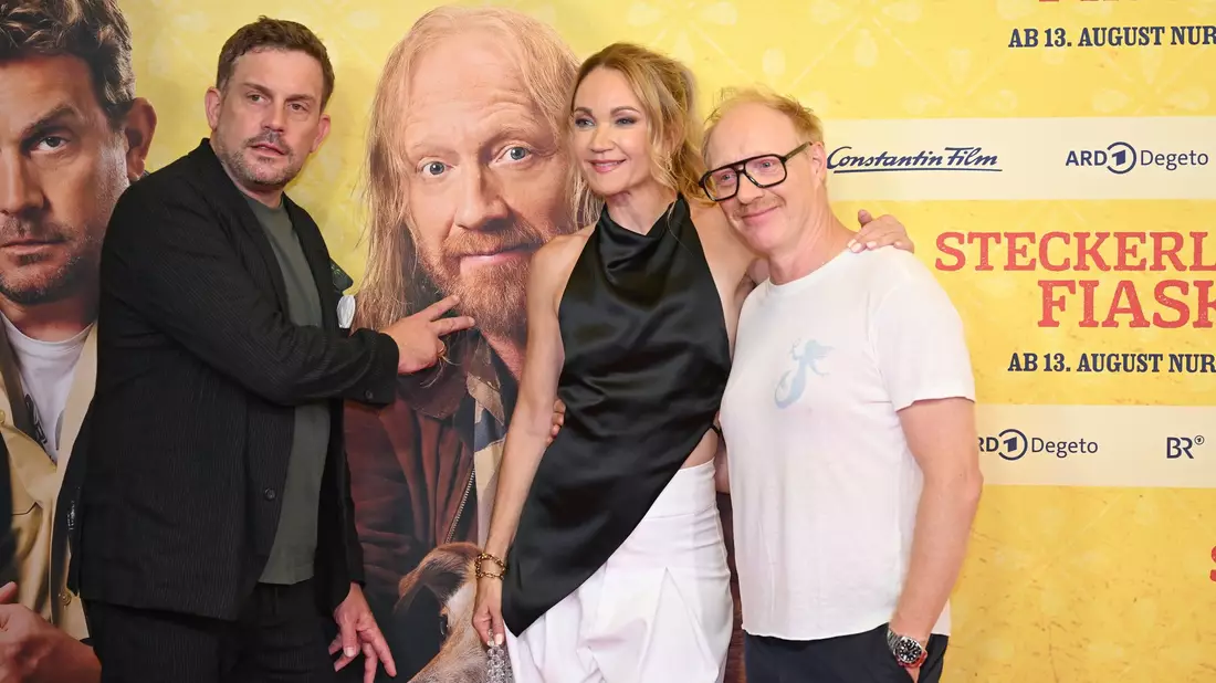 In der Krimikomödie «Steckerlfischfiasko» spielt Sebastian Bezzel wieder den Provinzpolizisten «Franz Eberhofer», an der Seite von Lisa Maria Potthoff (m) und Simon Schwarz (r). (Archivbild)  - Bild: Felix Hörhager/dpa