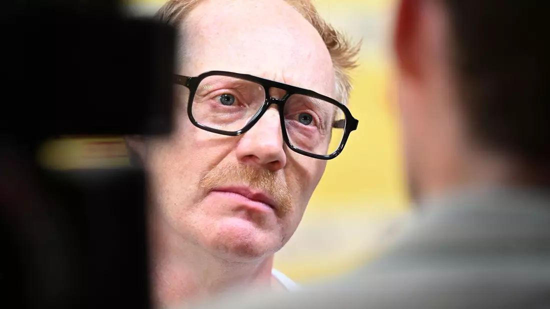 Wer Simon Schwarz als Privatermittler Rudi Birkenberger mit gepflegter Kurzhaarfrisur in Erinnerung hat, muss sich nun auf was gefasst machen. (Archivbild) - Bild: Felix Hörhager/dpa