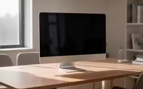 Ein moderner All-in-One-Computer steht auf einem sauberen Schreibtisch in einem hellen, zeitgemäßen Büro. - Foto: über boerse-global.de