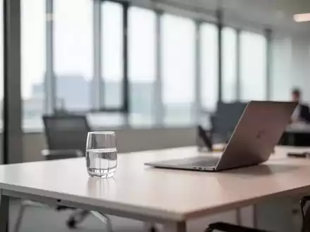 Ein modernes, minimalistisches Büro mit einem sauberen Schreibtisch und einfallendem Tageslicht. - Foto: über boerse-global.de