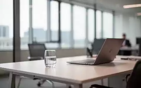 Ein modernes, minimalistisches Büro mit einem sauberen Schreibtisch und einfallendem Tageslicht. - Foto: über boerse-global.de