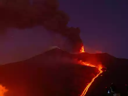 Der Ätna-Ausbruch lässt Starts und Landungen in Catania derzeit nicht zu. - Foto: Tommaso Sfregola/JNA via ZUMA Press Wire/dpa