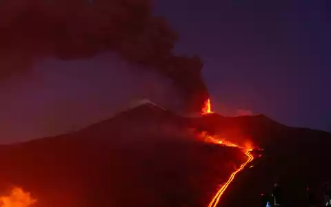 Der Ätna-Ausbruch lässt Starts und Landungen in Catania derzeit nicht zu. - Foto: Tommaso Sfregola/JNA via ZUMA Press Wire/dpa