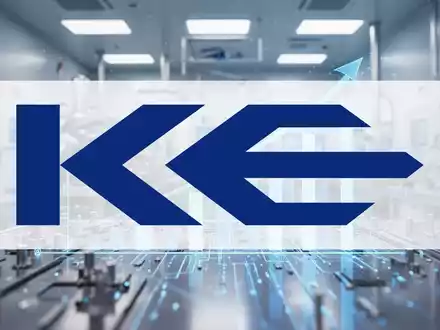 Abstrakte Darstellung einer modernen Halbleiterfertigung in blauem Licht zur Symbolisierung von technologischem Wachstum. - Foto: über boerse-global.de