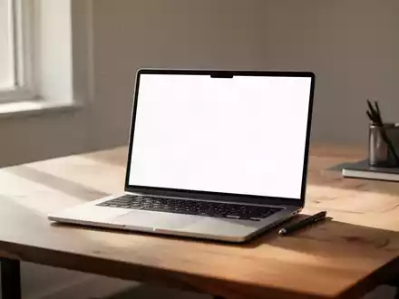 Ein moderner, aufgeräumter Arbeitsplatz mit einem Laptop, auf dessen Bildschirm ein leeres Dokumentenlayout zu sehen ist. - Foto: über boerse-global.de