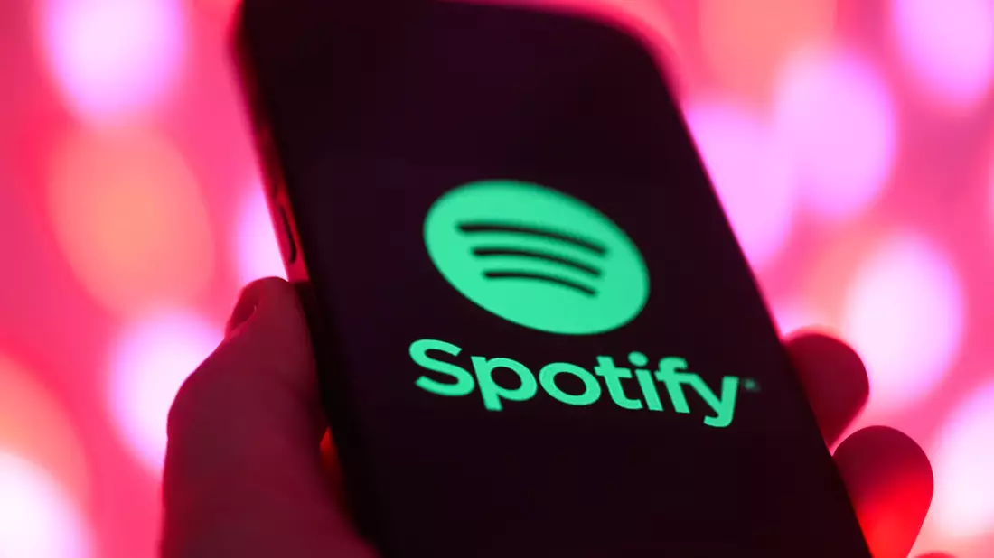Spotify möchte den Vormarsch der KI-Musik eindämmen. (Symbolbild) - Bild: Robert Michael/dpa