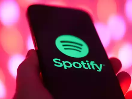 Spotify möchte den Vormarsch der KI-Musik eindämmen. (Symbolbild) - Foto: Robert Michael/dpa