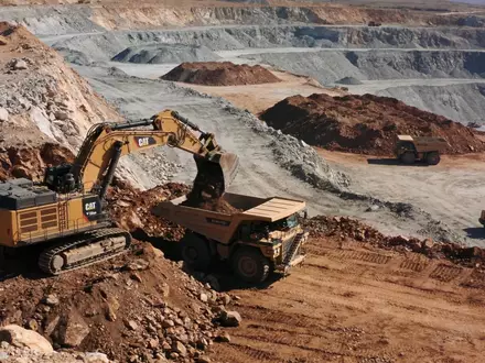 Ein industrielles Lithium-Bergbaugebiet in einer weitläufigen Landschaft bei Tageslicht. - Foto: über boerse-global.de