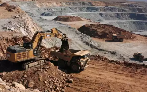 Ein industrielles Lithium-Bergbaugebiet in einer weitläufigen Landschaft bei Tageslicht. - Foto: über boerse-global.de