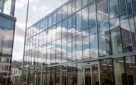 Moderne Bürogebäude-Fassade in der Schweiz bei Tageslicht, die eine sachliche und professionelle Atmosphäre vermittelt. - Foto: über boerse-global.de