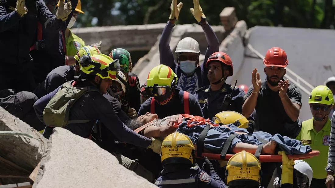 In Cali wurde eine Frau unter Applaus aus den Trümmern gezogen. - Bild: Ivan Valencia/AP/dpa