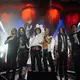 Seit 2012 sind Schauspieler und Gitarrist Johnny Depp (2.v.l.) und Rocklegende Alice Cooper (3.v.l.) Bandkollegen bei den Hollywood Vampires. - Bild: Aaron Perry/earMusic/dpa