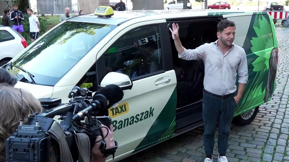 Fährt «frei von Angst und mit großer Freude»: Grünen-Chef Felix Banaszak - Bild: Manuel Genolet/dpa