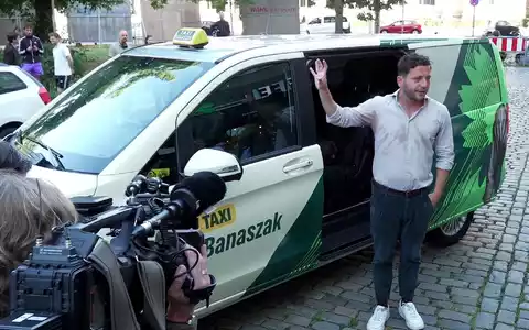Fährt «frei von Angst und mit großer Freude»: Grünen-Chef Felix Banaszak - Foto: Manuel Genolet/dpa