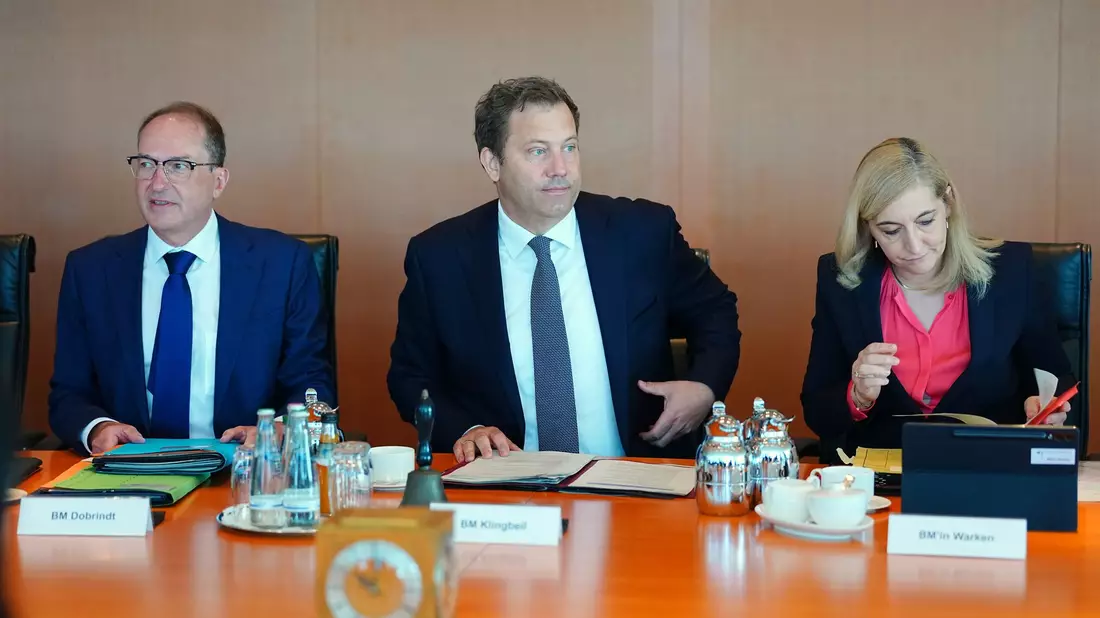 Weil der Kanzler nicht da war, durfte Klingbeil die Kabinettsitzung leiten.  - Bild: Kay Nietfeld/dpa
