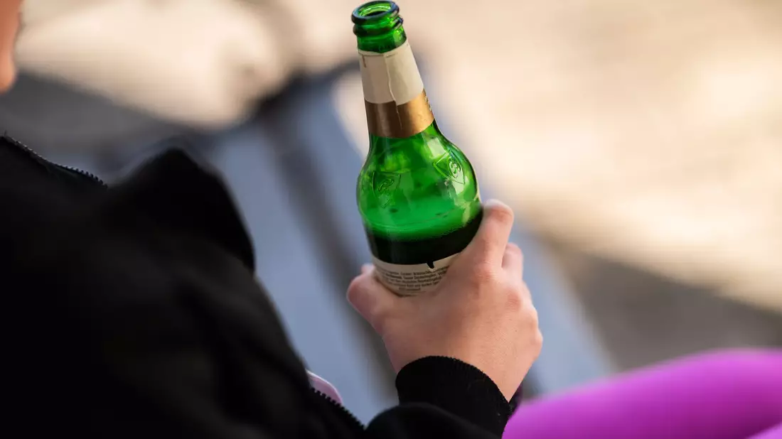 Das sogenannte begleitete Trinken für 14- und 15-Jährige soll es künftig nicht mehr geben. (Symbolbild) - Bild: Silas Stein/dpa