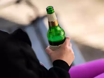 Das sogenannte begleitete Trinken für 14- und 15-Jährige soll es künftig nicht mehr geben. (Symbolbild) - Foto: Silas Stein/dpa