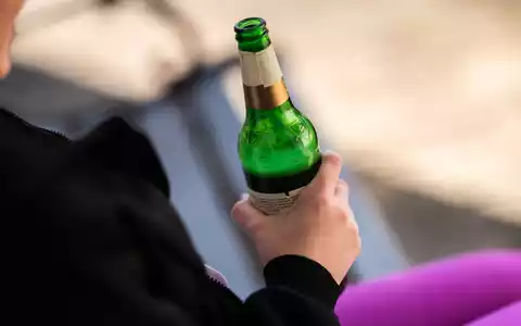 Das sogenannte begleitete Trinken für 14- und 15-Jährige soll es künftig nicht mehr geben. (Symbolbild) - Foto: Silas Stein/dpa