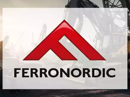 Schwere Baumaschinen auf einer sonnendurchfluteten Baustelle als Symbol für industrielle Stärke und Marktwachstum. - Foto: über boerse-global.de