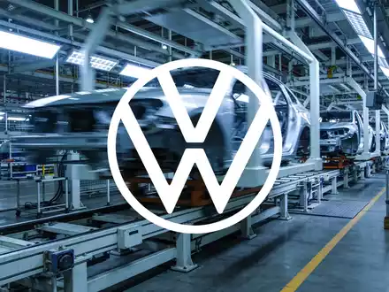 Abstrakte Darstellung einer modernen Automobilfertigung in kühler, gedämpfter Lichtstimmung. - Foto: über boerse-global.de