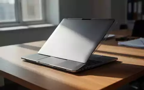 Ein moderner Laptop auf einem Schreibtisch bei Tageslicht. - Foto: über boerse-global.de