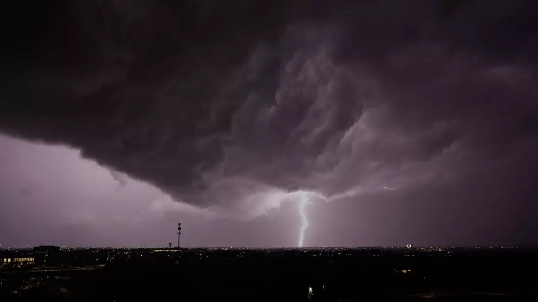 Ein Blitzeinschlag überrascht Häftlinge einer Anstalt im US-Ort Grafton. (Symbolbild) - Bild: Charlie Riedel/AP/dpa