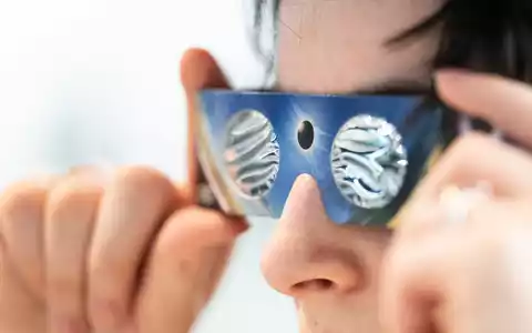 Wer die totale Sonnenfinsternis in Spanien oder die partielle am Abend beobachten will, muss unbedingt eine dafür zertifizierte Spezialbrille aufsetzen. Anderenfalls drohen irreparable Augenschäden. - Foto: Marijan Murat/dpa