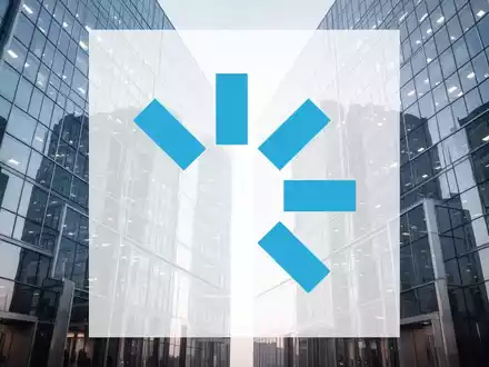 Abstrakte Darstellung einer unternehmerischen Fusion durch zwei moderne Bürogebäude in einer professionellen Finanzumgebung - Foto: über boerse-global.de