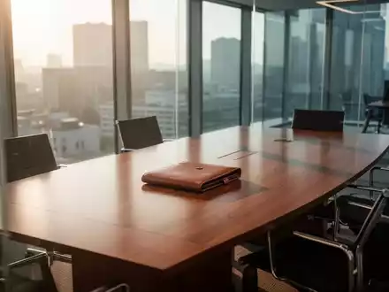 Ein minimalistisch gestalteter Konferenzraum in einem modernen Bürogebäude mit einfallendem Tageslicht. - Foto: über boerse-global.de
