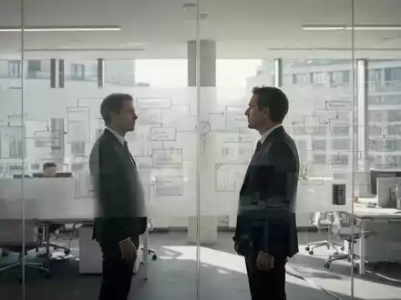 Ein professioneller Projektmanager in einem modernen, hellen Büro in München bei der Arbeit an Prozessoptimierungen. - Foto: über boerse-global.de