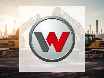 Baustellenumfeld mit modernen Baumaschinen bei Sonnenaufgang als Symbol für industrielle Entwicklung und Wachstum. - Foto: über boerse-global.de